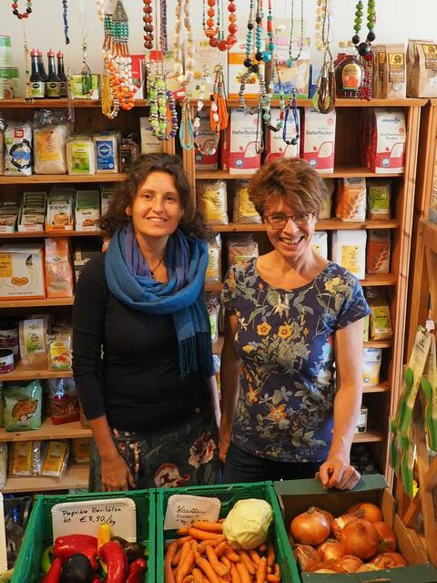 Bio-Lebensmittel gibt es bei den Naturgreißlerinnen, Zdenka Friedl und Annekatrin Winkler (re.).