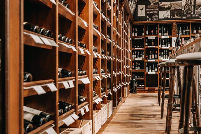 Eine Vinothek (im bild Enoteca im Weinhaus Döllerer) ist wie eine Bibliothek ein Ort des Wissens und der Qualität.