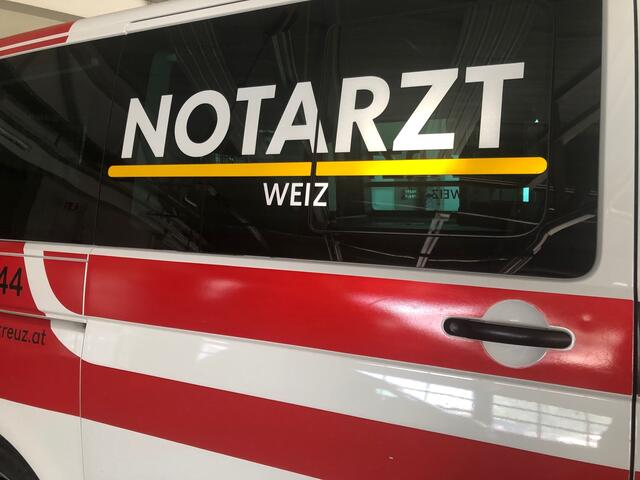 Zwei Personen mussten nach einem Verkehrsunfall in Albersdorf ins LKH Weiz gebracht werden.