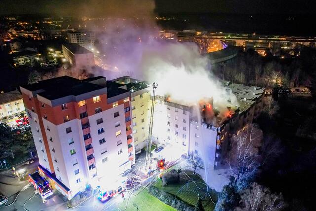 Das Feuer konnte auf zwei benachbarte Gebäude übergreifen. | Foto: Team Fotokerschi.at/Leibetseder/Kerschbaummayr
