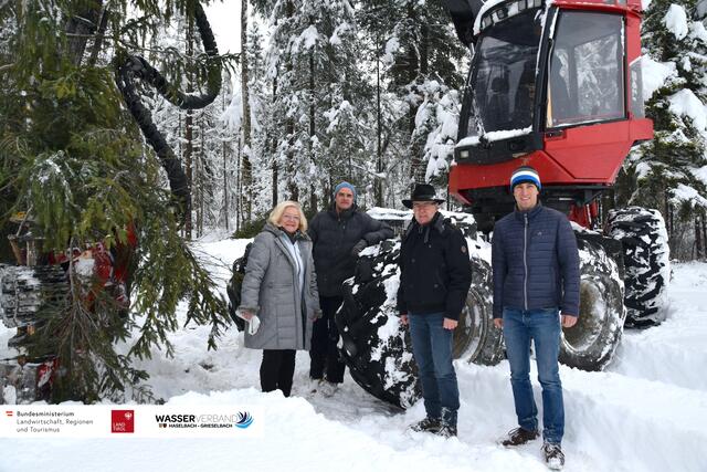 Bgm. Brigitte Lackner, Leo Fischer (Obmann Wasserverband ), Bgm. Georg Hochfilzer und Christoph Wörgötter (Amtsleiter St. Ulrich am Pillersee) (v. li.) beim Start der Rodungsarbeiten.