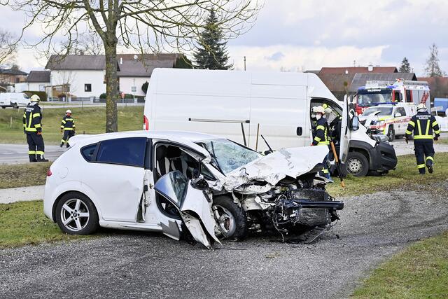 Der 18-jährige PKW-Lenker kam mit schweren Verletzungen ins Krankenhaus Braunau.