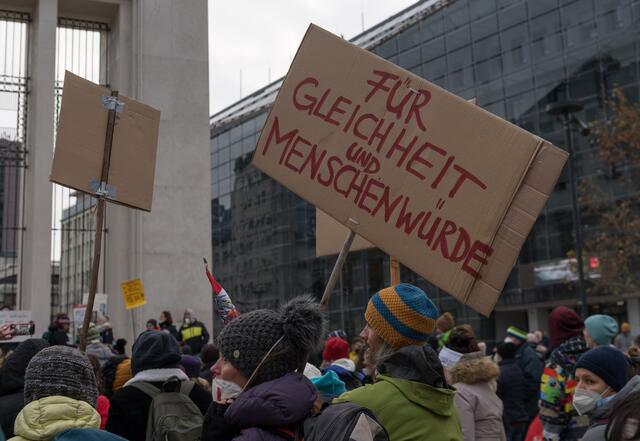 Impressionen der Demo am Landhausplatz am 4.12.