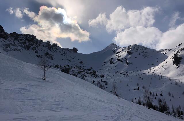 Hinten in der Bildmitte zu sehen ist die Lackenspitze (2.459 m) bei Tweng im Salzburger Lungau. Dieses Foto stammt aus dem Winter 2020/2021.