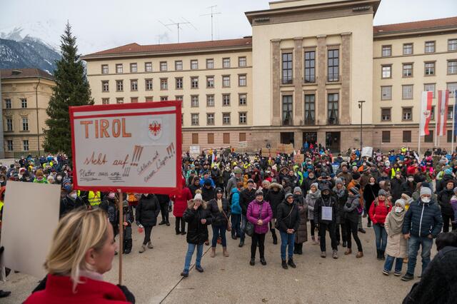 Impressionen der Demo am Landhausplatz am 4.12.