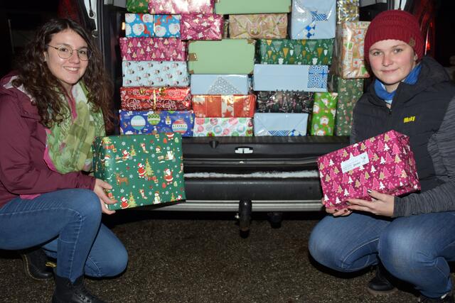 Marlen Nenning und Nicole Peirleitner von der JVP Pabneukirchen. „Christkindl aus der Schuhschachtel“.