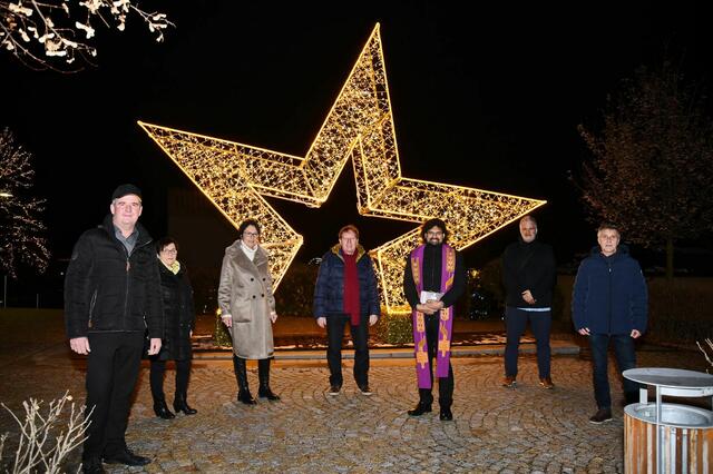 Ein wahrer Hingucker – der neue "Las Wiesen"-Stern (v.l.n.r.): GV. Christoph Ramhofer, Verschönerungsobfrauen Anna Spadt und Anita Treitl, Bürgermeister Matthias Weghofer, Pfarrer Angelo Rajseelan, GV. Wolfgang Sieger, Vizebgm Josef Habeler.  | Foto: Marktgemeinde Wiesen