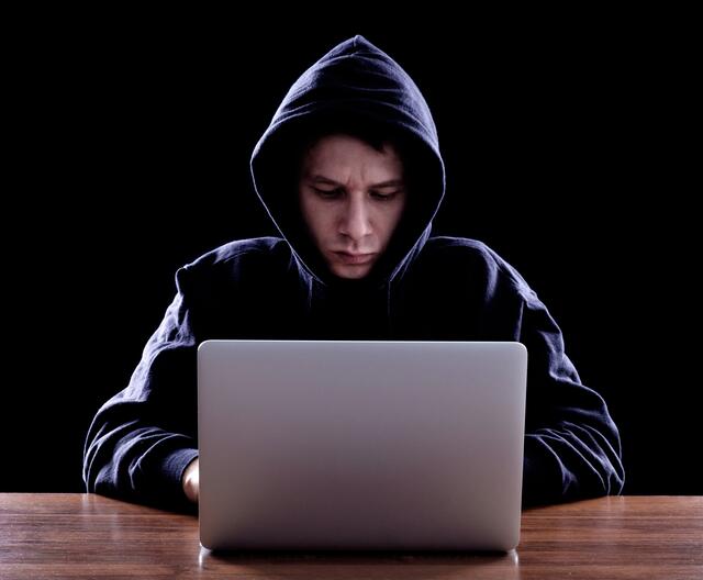 Eine 58-Jährige wäre fast auf einen Online-Betrüger herein gefallen, der sich als ihr Sohn ausgab.