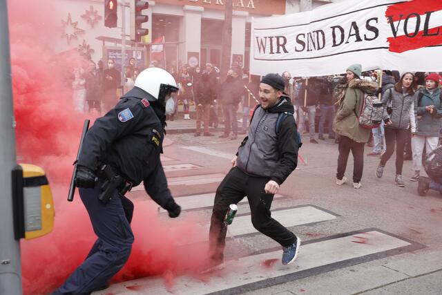 Provokante Demonstranten, Banner mit der Aufschrift "Wir sind das Volk".