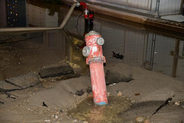 Der Hydrant wurde so stark beschädigt, dass die Straße überschwemmt wurde und Wasser in den nahegelegenen Großmarkt eindrang. | Foto: ZOOM.TIROL