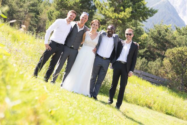 Vereinte Familie: Henry Okoh durfte auch bei der Hochzeit von Natalie Kranebitter nicht fehlen.