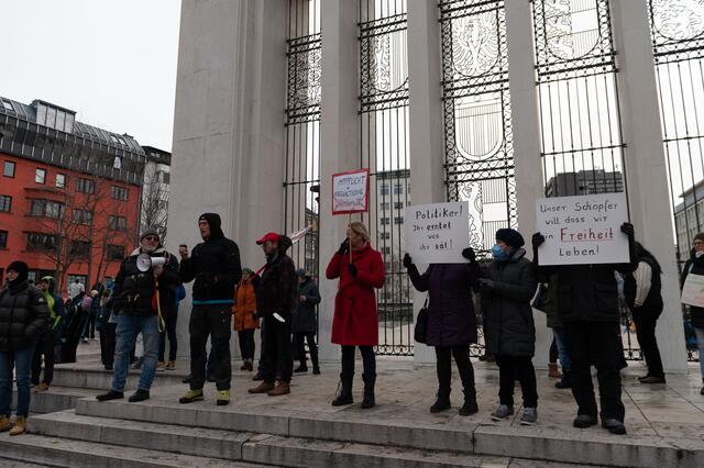 Impressionen der Demo am Landhausplatz am 4.12.