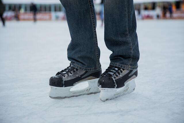 Der Eislaufplatz beim Sportplatz ist seit Freitag, dem 3. Dezember von 14 bis 17.30 Uhr in Betrieb.