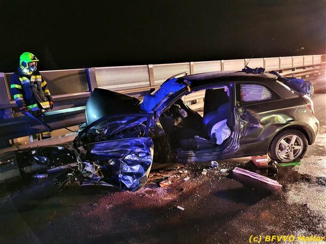 Bei einem schweren Verkehrsunfall wurden mehrere Personen verletzt, eine dabei schwer.