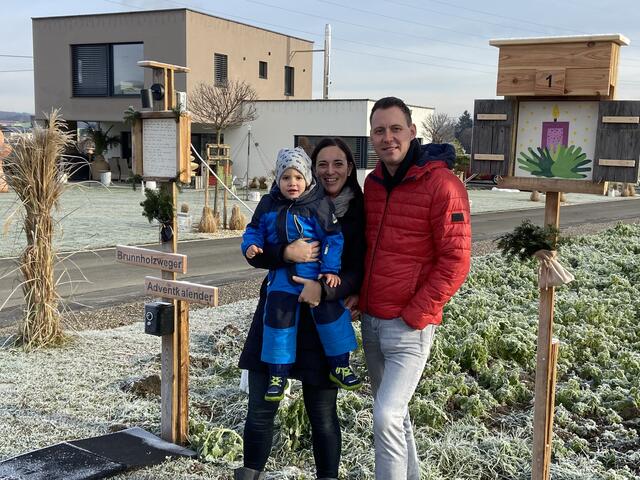 Sandra und Hannes Dokter-Aldrian vor ihren „Freiluft“ Adventkalender