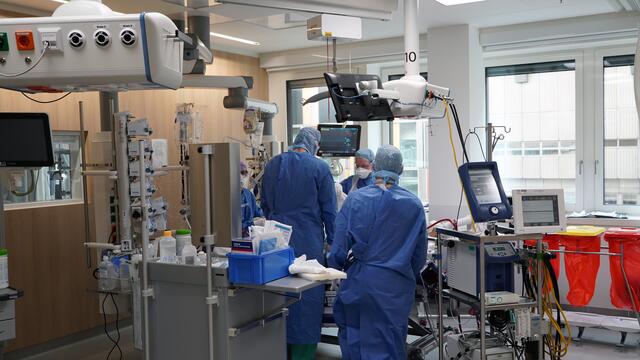 Derzeit müssen 651 Corona-Patienten auf Intensivstationen betreut werden. | Foto: TirolKliniken