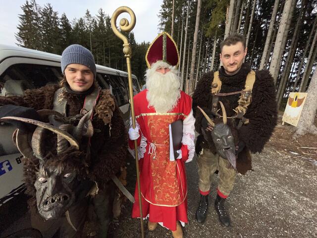 Krampus-Masken-Schnitzer Michael Kristoferitsch (l.) aus Birkfeld ist auch selbst dieser Tage mit dem Nikolo und den Krampussen im Einsatz.