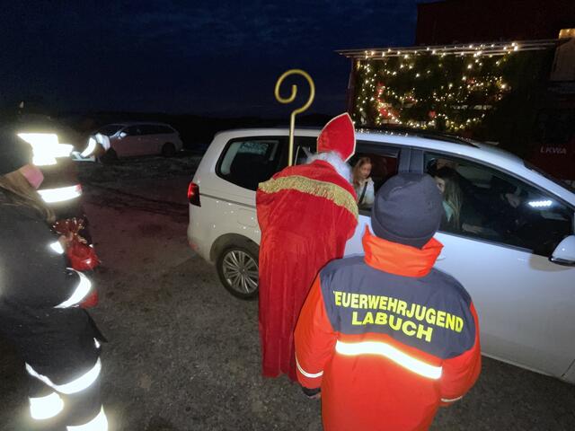 Auch in Labuch bei Gleisdorf wurde ein "Drive-In" Angebot von Nikolaus und Krampus organisiert.