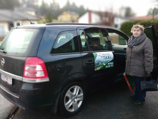 Helga Hirschbeck aus Rohr zählt zu den Fahrgästen, die das neue Zickental-Taxi gerne in Anspruch nehmen. Die häufigsten Fahrtziele der Passagiere sind Fürstenfeld und Güssing. | Foto: Kern