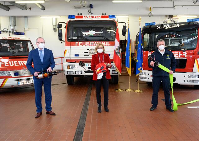 LH-Stellvertreter Stephan Pernkopf (von links), Landeshauptfrau Johanna Mikl-Leitner und Landesfeuerwehrkommandant Dietmar Fahrafellner
  | Foto: NLK Burchhart
