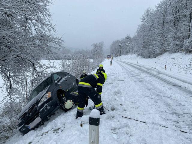 Die FF Lavamünd rückte aus, um das Fahrzeug wieder auf die Fahrbahn zu bringen.