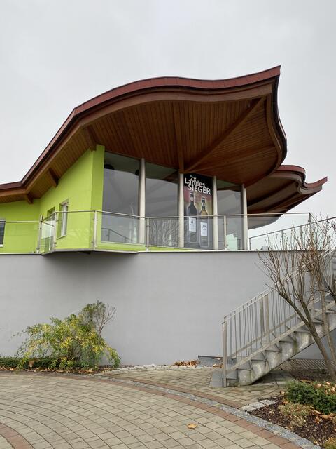 Das Weinblatt-Dach ist ein architektonisches Meisterwerk.