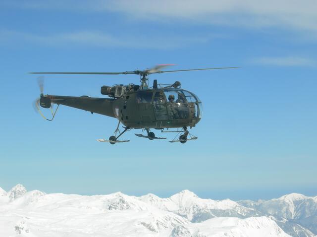 Auch Bundesheerhubschrauber sind an der Suche am Hochmölbing beteiligt.