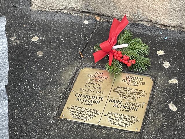 Nachdem Schuth die Steine gereingt hat, legt sie Blumen zum Gedenken daneben. In der Vorweihnachtszeit und zu Hannukah sind das ein festlicher Kranz mit einer roten Schleife.  | Foto: Salme Taha Ali Mohamed 