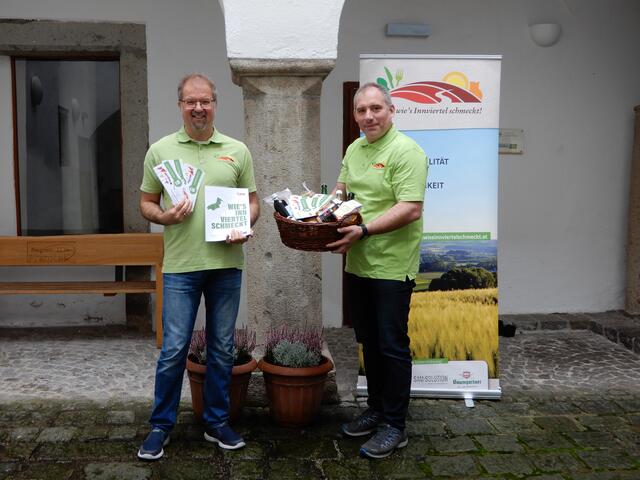 Georg Gumpinger und Alois Selker mit den Einkaufsgutscheinen des Direktvermarkter-Vereins "Wie s Innviertel schmeckt".