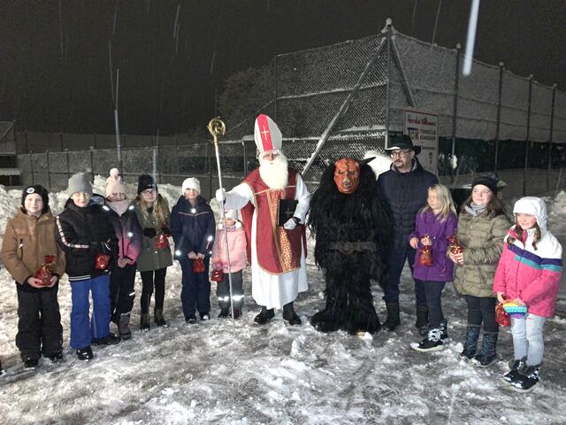 Der Tennisnachwuchs vom TC Kühnsdorf freute sich über den Nikolobesuch. | Foto: Privat