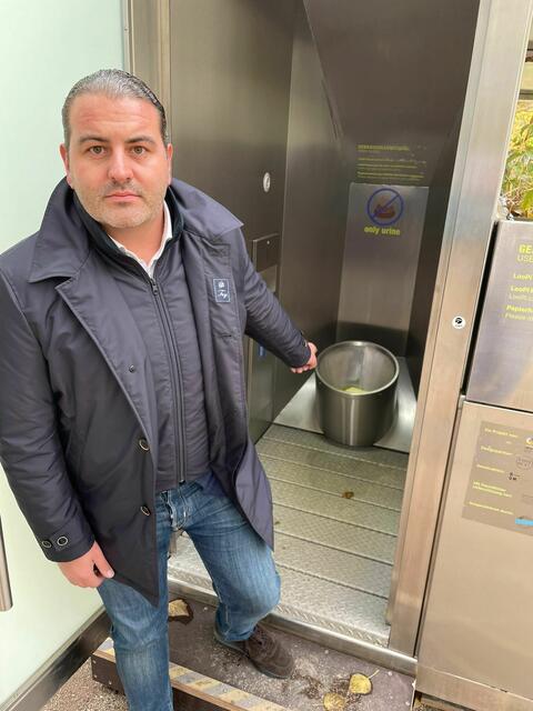 Kohlbauer kritisiert, dass das Pflanzenurinal nur fürs Urinieren verwendet werden kann. Feststoffe verstopfen das Klo nur.  | Foto: FPÖ Mariahilf