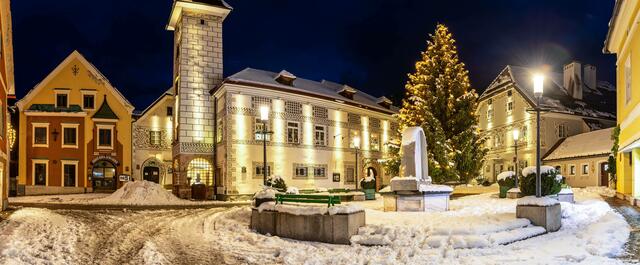 Weihnachtlich geschmückt und schneebedeckt: Der Bergannsplatz im Eisenerzer Stadtzentrum.  | Foto: Günther Weber