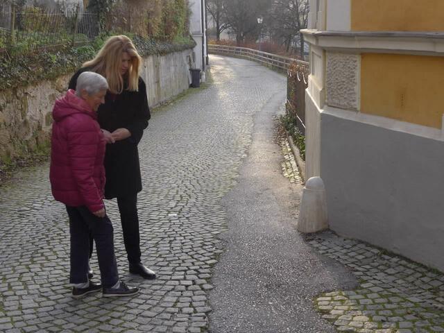 Die ÖVP-Gemeinderätin Johanna Waldstätten (im Bild hinten) mit einer Anrainerin bei einem Lokalaugenschein in der Augustinergasse im Stadtteil Mülln.  | Foto: ÖVP