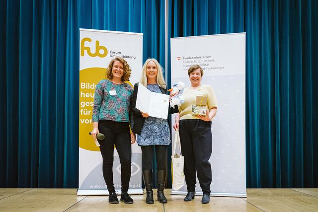 Nahm die Auszeichnung bei der Preis-Gala in Wien vor Kurzem entgegen: Elisabeth Meze (Geschäftsstelle BürgerInnenbeteiligung; Mitte), Jury-Mitglied Katharina Rogenhofer (Klimaaktivistin und Initiatorin des Klima-Volksbegehrens; links) sowie Walpurga Weiß (Geschäftsführerin Forum Umweltbildung) | Foto: Forum Umweltbildung/Sasha Gillen