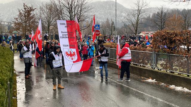 Rund 500 bis 600 Teilnehmer/-innen marschierten in einem Demo-Zug durch die Kufsteiner Innenstadt.