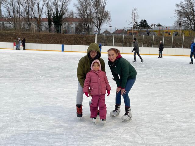 Die Favoritner konnten es nicht erwarten, die ersten Runden über den sanierten Eisring Süd drehen zu können.  | Foto: Popp