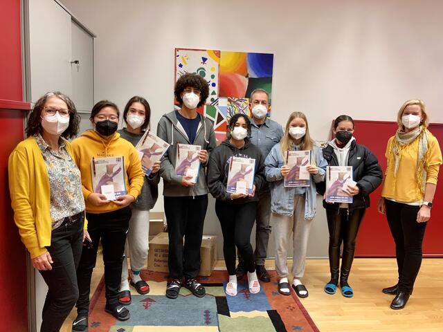 Offizielle Verabschiedung von Daniela, Sheryl, Ekaterina, India, Andrea und Nicolás durch Dir. Sonja Hasler und Organisatorin Prof. Sigrid Murschenhofer | Foto: HAK/HAS/HAK-B OP