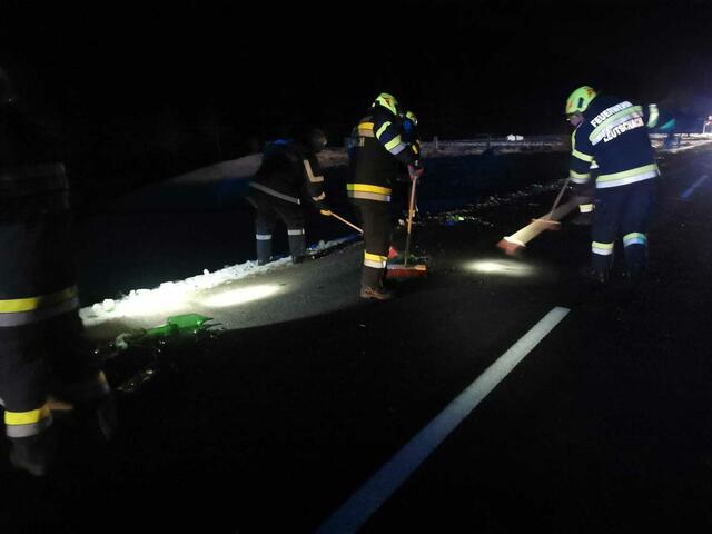 Die spiegelglatte Fahrbahn wurde von der FF Leutschach gereinigt.