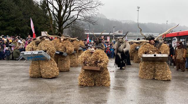 Trommeln, Glockenklänge und Herumhüpfen waren Teil des Auftritts. | Foto: ZOOM.Tirol