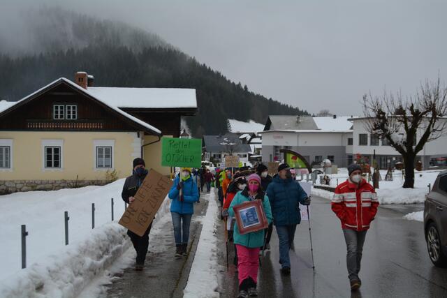 Demonstration im Bergdorf Lackenhof: Unzählige Menschen taten ihren Unmut gegen die geplante Schließung der Ötscherlifte kund. | Foto: Roland Mayr