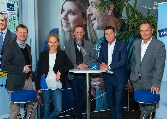 Standortmanager Peter Lechner, Ecocenter Managerin Bernadette Eckelhart, Wirtschaftslandesrat Jochen Danninger, ecoplus Aufsichtsrat Kurt Hackl und riz-up Betreuer Gerhard Supper freuen sich über ein erfolgreiches Jahr trotz COVID-19 Pandemie.
 | Foto: Fotostudio Semrad