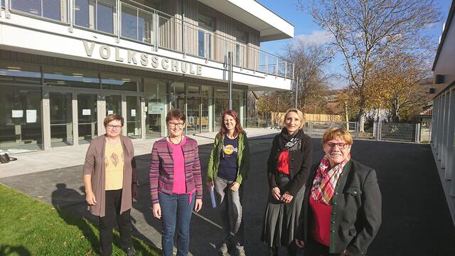 Bürgermeisterin der Marktgemeinde Asperhofen Katharina Wolk, Direktorin VD OSR Margret Ott, Schulleiterin der Volksschule Sieghartskirchen VOL Mag. Martha Hollergschwandtner, Direktorin der Mittelschule Sieghartskirchen und des Sonderpädagogischen Zentrums Ollern Helga Diensthuber, Bürgermeisterin Josefa Geiger;
 | Foto: Marktgemeinde Asperhofen