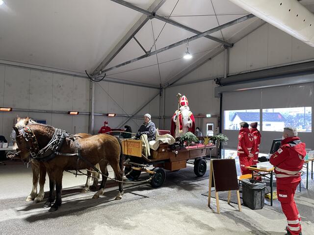 Der Nikolaus begab sich bei seiner Runde auch in die Kufsteiner Teststraße.