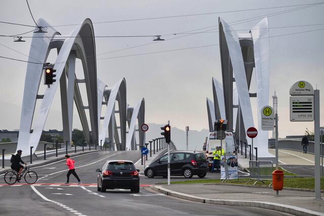 Der Verkehr auf und rund um die Neue Eisenbahnbrücke soll bald reibungsloser ablaufen. | Foto: Baumgartner/BRS