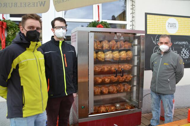 Verkaufen köstliche Gillhendln: Gastro-Chef Carl Hentze mit seinen Mitarbeitern Florian Kastenberger und Gabor Dravecz vor dem Brauhaus Wieselburg