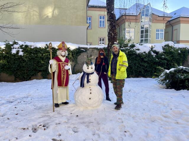 In der Obdachlosentagestätte Eggerheim der Caritas war der Nikolaus zu Besuch.
