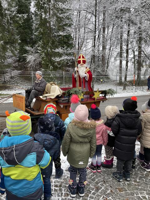 Der Nikolaus machte Kufsteiner Kindern am 6. Dezember bei einer Rundfahrt eine Freude.