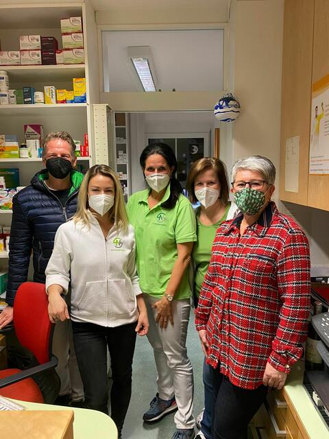 Bürgermeisterin Ulrike Kitzinger bedankte sich bei Dr. Sabine Neuberger-Schmitl und ihrem Team für ihren Einsatz am Wochenende. | Foto: Sigleß