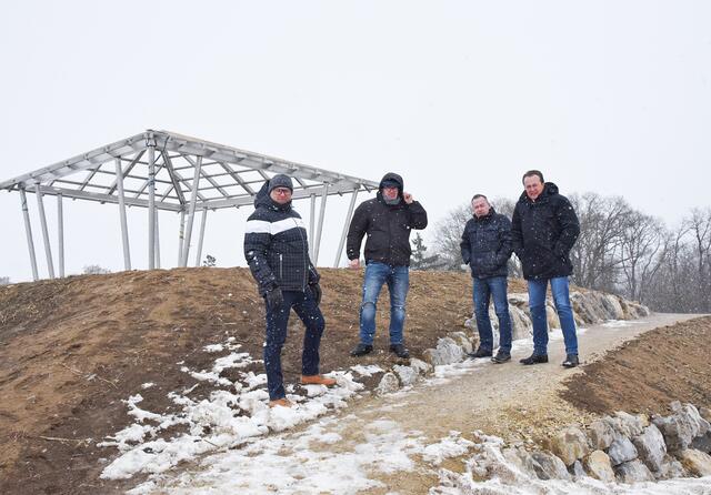 Wolfgang Lengauer (Baudirektor), Robert Wotapek (Stadtgärtnerei), Michael Bachel (städtische Betriebe) und Bürgermeister Matthias Stadler machen sich trotz des stürmischen Wetters ein Bild von dem neuen Pavillon.  | Foto: Josef Vorlaufer