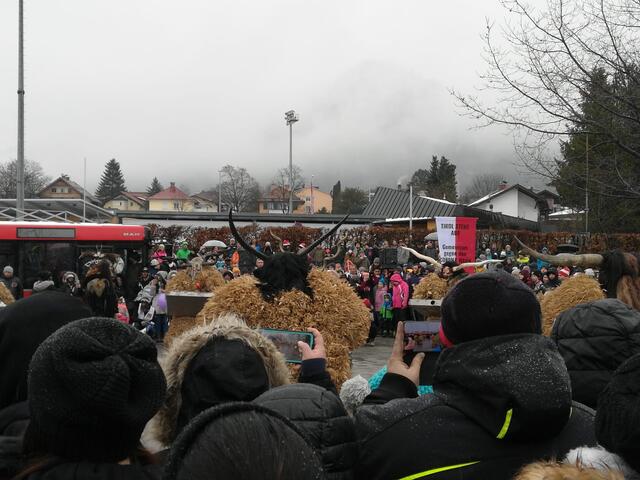 Rund 1.000 Zuseher kamen gegen 14 Uhr zum Fischergries in Kufstein, wo die Perchtengruppe Weiler Pass "auftanzte" - ohne Pyrotechnik.